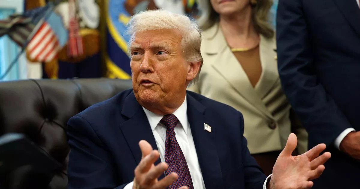 0_donald-trump-signs-memorandum-in-the-oval-office